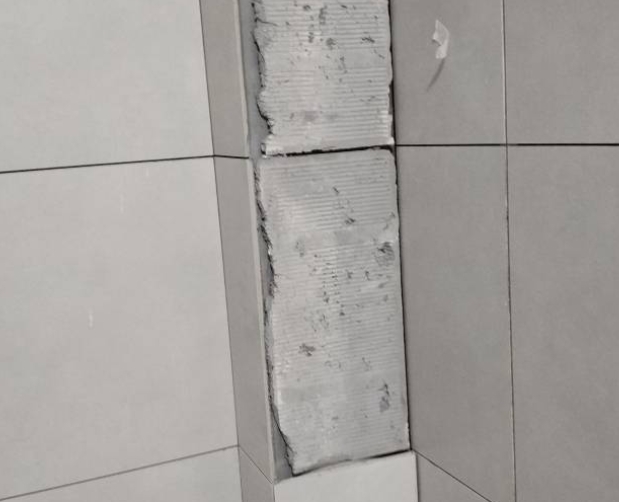 衢江瓷砖空鼓维修公司分享下瓷砖施工前基层浇水润湿程度不足，可能导致以下问题
