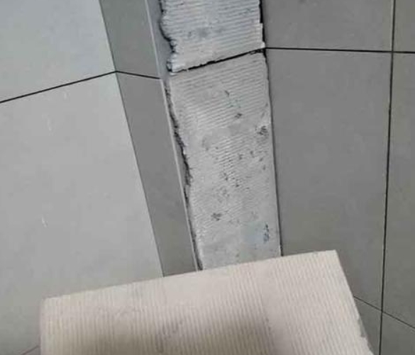 衢江瓷砖空鼓维修公司分享下厨房瓷砖脱落的补救措施。